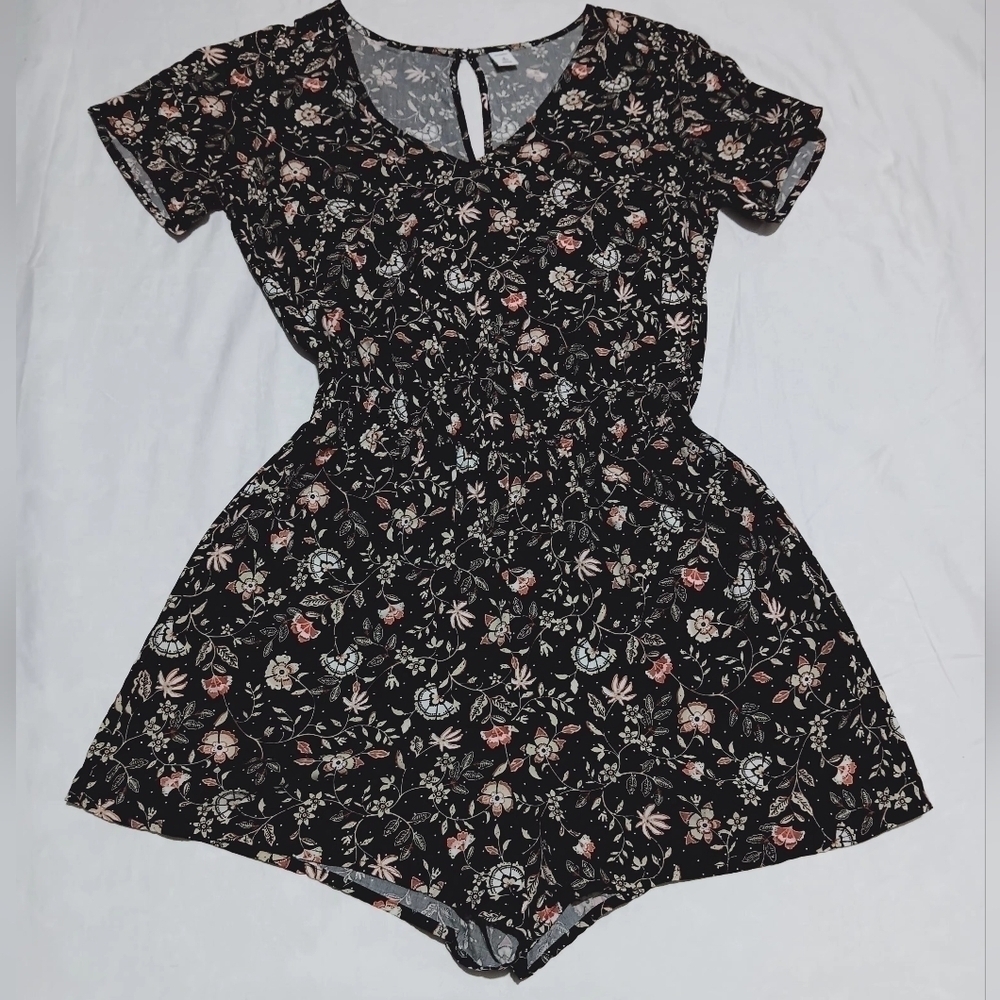 3 X$25. Old Navy Multicolor hole back romper with pockets and elastic waist Sz S